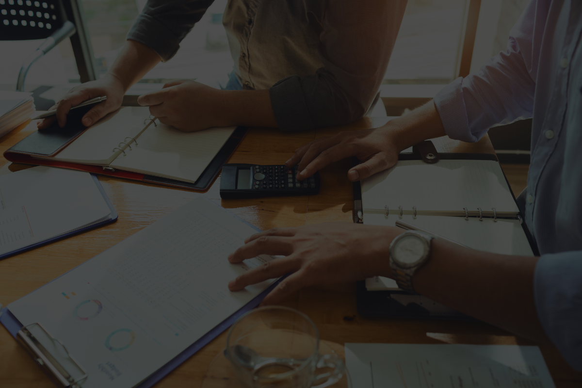 Entendendo as diferenças entre CEO, COO e CFO: guia para contratação estratégica